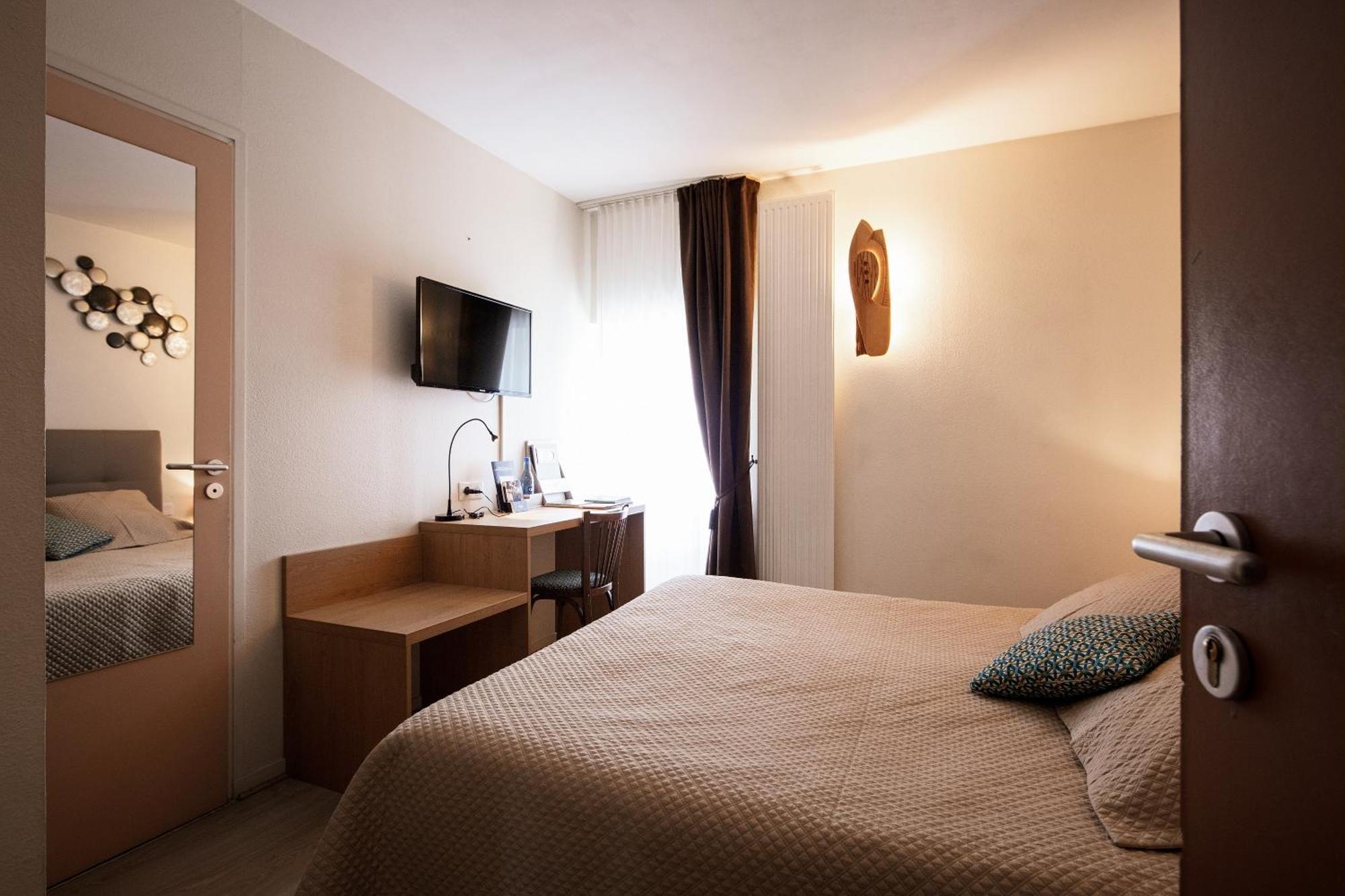 Hotel Restaurant De La Poste Et La Grange Detente, Espace Bien-Etre Châteauneuf-de-Randon Стая снимка